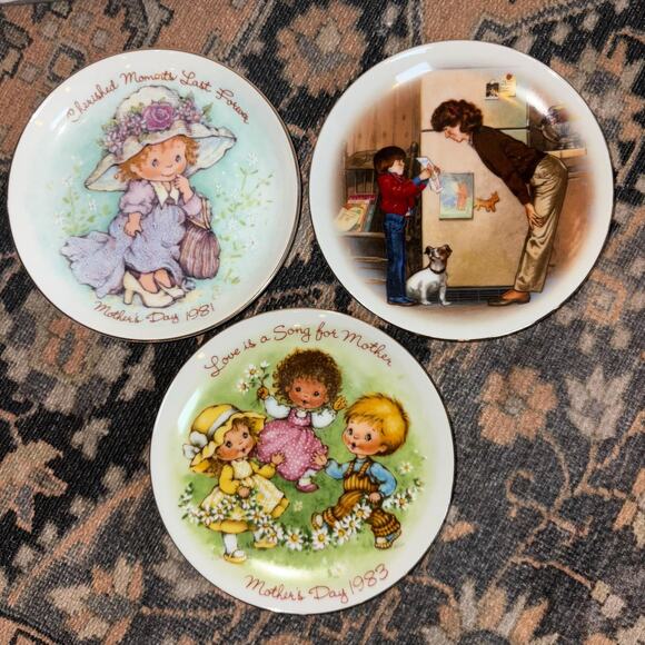 Set of 3 Avon Mothers Day Plates, 1981, 1983, 1985 - Picture 1 of 2